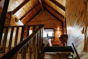 Tsitsikamma Lodge & Spa في ستورمزريفير: اطلالة علوية على درج في كابينة خشبية