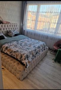 ein Bett in einem Schlafzimmer mit einem großen Fenster in der Unterkunft Diva lux in Brüssel