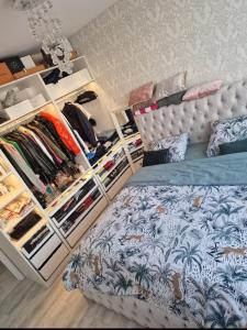 sypialnia z łóżkiem i półkami z ubraniami w obiekcie Diva lux w Brukseli