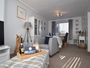 uma sala de estar com um sofá e uma mesa em 2 Bed in Seahouses 86092 em North Sunderland
