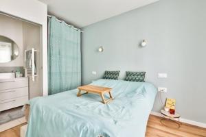 een slaapkamer met een bed met een tafel erop bij Paris9 in Parijs