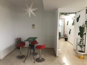 um quarto com bancos e uma estrela na parede em Urban rest zone and coworking em Arrecife