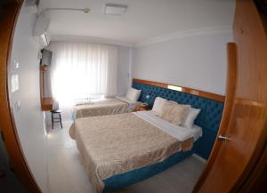 イスタンブールにあるHotel Padovaのベッド2台と窓が備わる小さな客室です。