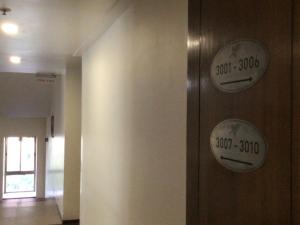 浦那的住宿－IVY Studio，走廊墙上挂有钟的大门