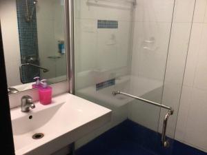 浦那的住宿－IVY Studio，白色的浴室设有水槽和淋浴。