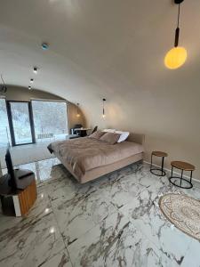 una camera con un grande letto e un pavimento in marmo di Apple Resort a Almaty
