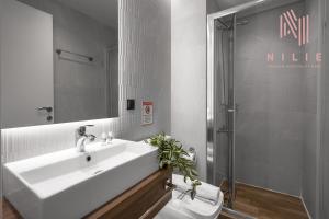 y baño con lavabo blanco y ducha. en Vellow Door, Nilie Hospitality MGMT, en Tesalónica