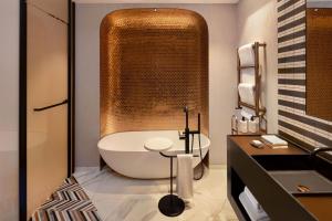 Paragraph Freedom Square, a Luxury Collection Hotel, Tbilisi的一间浴室