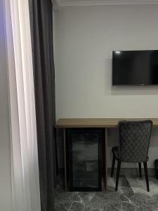 Aparan Hotel的电视和/或娱乐中心