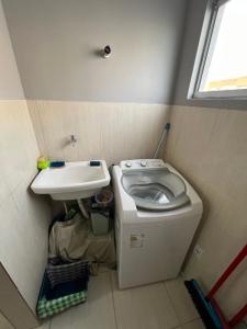 mała łazienka z umywalką i pralką w obiekcie Apartamento em condomínio w mieście Petrolina