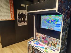 una exposición de videojuegos con máquina de videojuegos en The Cavern - Gijon, en Gijón