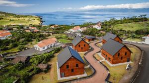 聖羅克杜皮庫的住宿－Cabanas do Pico 1a，享有村庄的空中景致,设有房屋和海洋