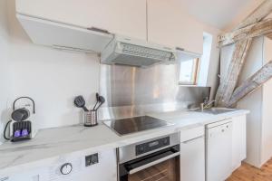 kuchnia ze zlewem i kuchenką w obiekcie Charming 2-bedroom apartment at Croisé Laroche w mieście Marcq-en-Barœul +20 zdjęć