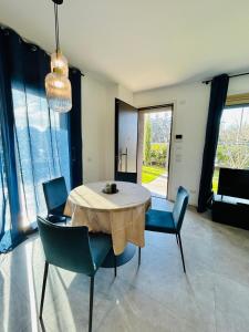 een eetkamer met een tafel en stoelen in een kamer bij Cortemaggiore 4B Luxury-Flexrent Abissinia in Riccione