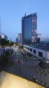 Blick auf eine Stadtstraße mit einem hohen Gebäude in der Unterkunft CASABLANCA in Neapel