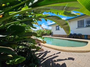 una piscina en el patio trasero de una casa en Gateway to Paradise en Westcourt