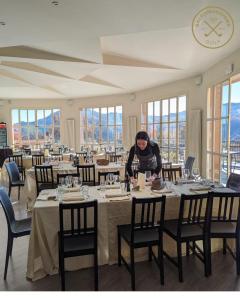 uma mulher sentada numa mesa num restaurante em Salsomaggiore Golf Guest House em Salsomaggiore Terme