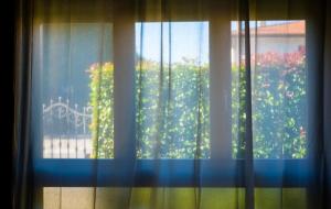 een raam met uitzicht op een tuin buiten bij Flor Thermae&Relax in Montegrotto Terme