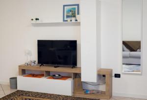 een woonkamer met een flatscreen-tv op een tv-stand bij Flor Thermae&Relax in Montegrotto Terme