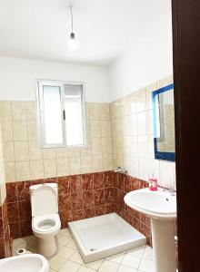 ein Bad mit einem WC und einem Waschbecken in der Unterkunft LD Apartment in Vlorë