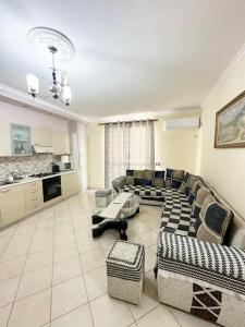 ein großes Wohnzimmer mit Sofas und einer Küche in der Unterkunft LD Apartment in Vlorë