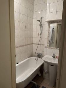 y baño con bañera y lavamanos. en Luxury Apartment In City Centre en Gotemburgo