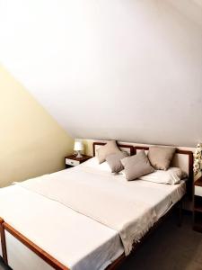 チェゼナーティコにあるHotel Ambasciataのベッドルーム1室(白いシーツが備わるベッド2台付)