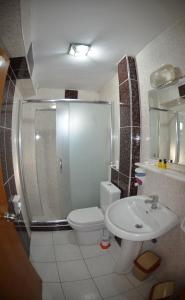 ein Badezimmer mit Toilette und Waschbecken in der Unterkunft Hotel Padova in Istanbul