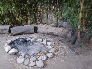 - un foyer extérieur avec des pierres et un bois dans l'établissement Sadhana, à San Marcos Sierras 5 autres photos