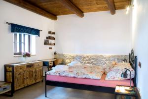 ein Schlafzimmer mit einem Bett und einer Holzdecke in der Unterkunft Statek Poštolka in Svitavy