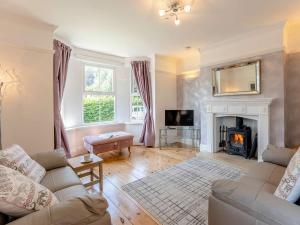 sala de estar con sofá y chimenea en 2 bed property in Ventnor 82973 en Wroxall
