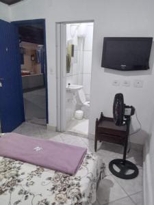 Televízia a/alebo spoločenská miestnosť v ubytovaní Hostel Pé na praia - Quartos e Barracas Camping