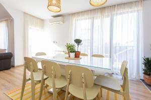 una sala da pranzo con tavolo e sedie di Vitosha Downtown Apartments a Sofia