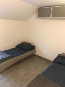 sypialnia z 2 łóżkami w pokoju w obiekcie Kris Pokoje w mieście Kajetany