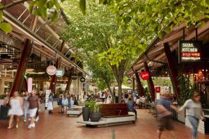 Un gruppo di persone che camminano in un centro commerciale di Charming 1BR Granny Flat Conveniently Located near Knox Shopping Center a Wantirna South