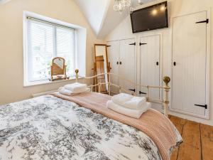 - une chambre avec un lit et des serviettes dans l'établissement 2 Bed in Tavistock 83623, à Tavistock