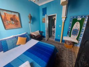 una camera da letto con pareti blu e un letto interno di Dar Lalhambra a Tangeri