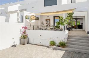 a white house with plants in the courtyard at Casa Pedro Luis in Conil de la Frontera +8 photos