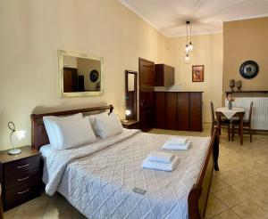 1 dormitorio con 1 cama con 2 toallas en Rodon Guesthouse, en Kato Loutraki