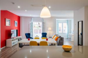 Brand New Stylish Apartment with Fluffy Beds 1 في فالنسيا: غرفة معيشة مع طاولة بيضاء وكراسي زرقاء