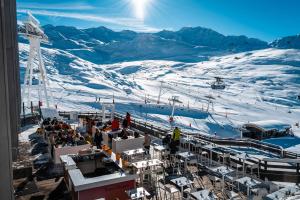 Fahrenheit Seven Val Thorens في فال تورن: اطلالة على منحدر التزلج من مصعد التزلج