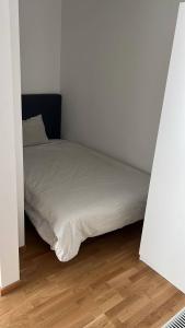 - un lit blanc dans une chambre dotée de parquet dans l'établissement Private Terrace Apartment, à Göteborg
