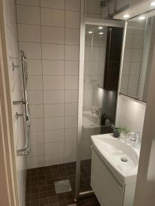 y baño blanco con lavabo y ducha. en Luxury Apartment In City Centre, en Gotemburgo