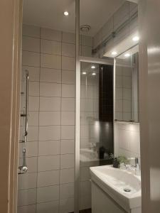 y baño con lavabo y espejo. en Luxury Apartment In City Centre, en Gotemburgo