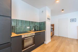 Kuchyňa alebo kuchynka v ubytovaní Charming apartment 2ch 4p parking and balcony