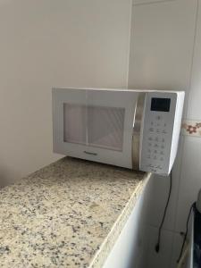 a microwave oven sitting on top of a counter at Praia dos ingleses Floripa in Florianópolis