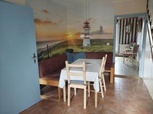 een eetkamer met een tafel en een bank bij Ferienwohnung in Malente
