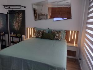 a bedroom with a bed in a room at Studio novo no Tatuapé ao lado do Metrô Carrão in São Paulo