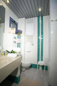 a bathroom with a toilet and a sink and a shower at Residenza dei Cavalleggeri in San Vincenzo