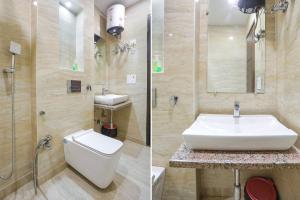2 Bilder eines Badezimmers mit Waschbecken und WC in der Unterkunft FabHotel Nirvana Residency in Neu-Delhi